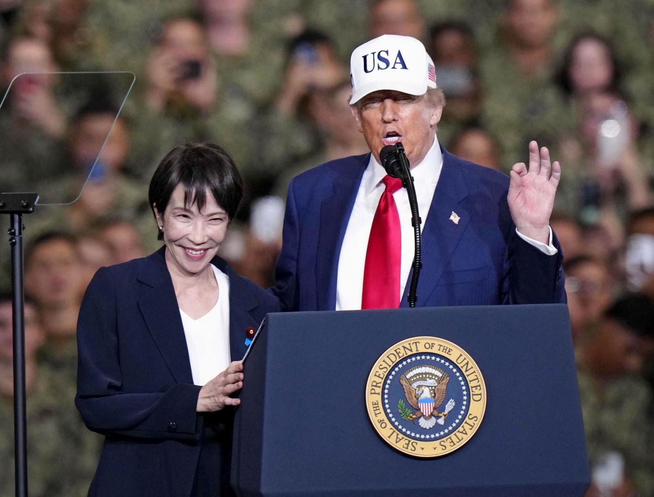 米海軍横須賀基地を訪問し、原子力空母ジョージ・ワシントン艦内で演説するトランプ米大統領（右）と高市首（共同）