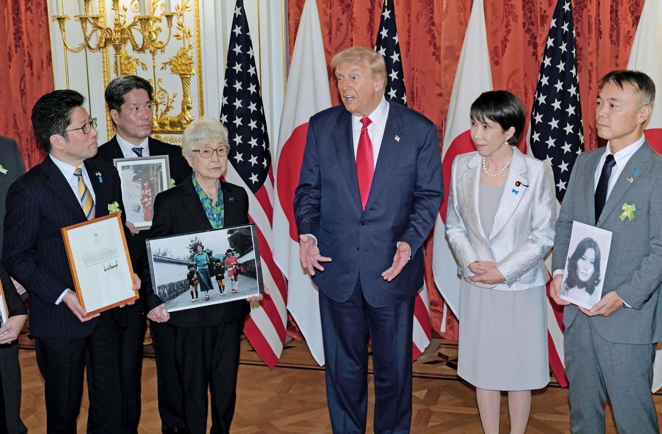 横田早紀江さん（左から3人目）ら、北朝鮮による拉致被害者家族と面会するトランプ米大統領（右から3人目）と高市首相（同2人目）＝28日午前、東京・元赤坂の迎賓館（代表撮影）