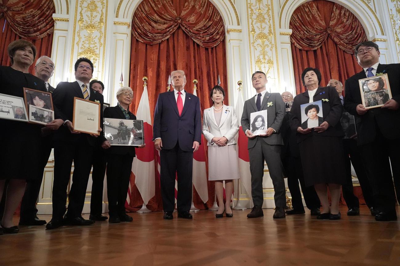 北朝鮮による拉致被害者家族と面会するトランプ米大統領（中央左）。高市首相（同右）も同席した＝28日、東京・元赤坂の迎賓館（AP＝共同）