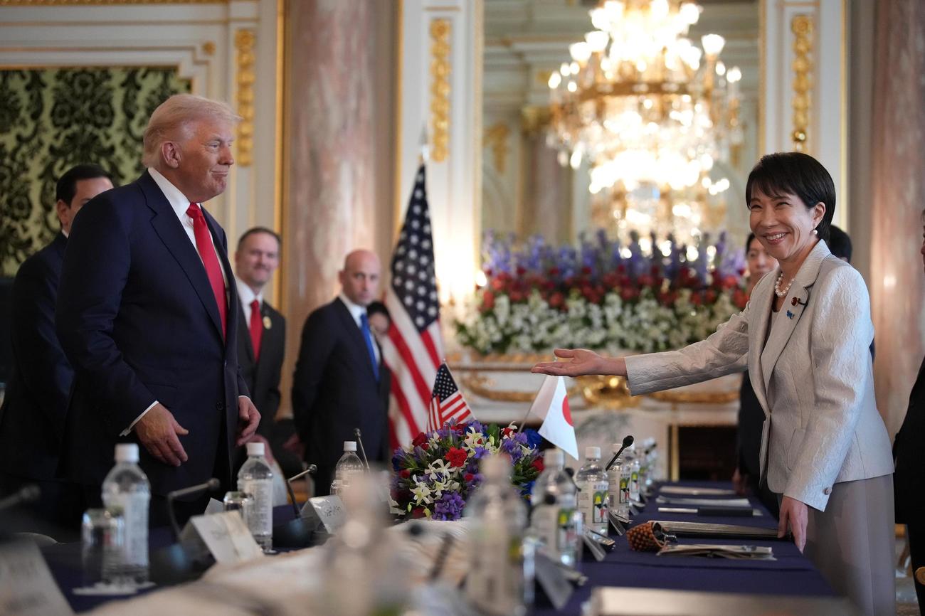 会談に臨む高市首相（右）とトランプ米大統領＝28日、東京・元赤坂の迎賓館（ゲッティ＝共同）