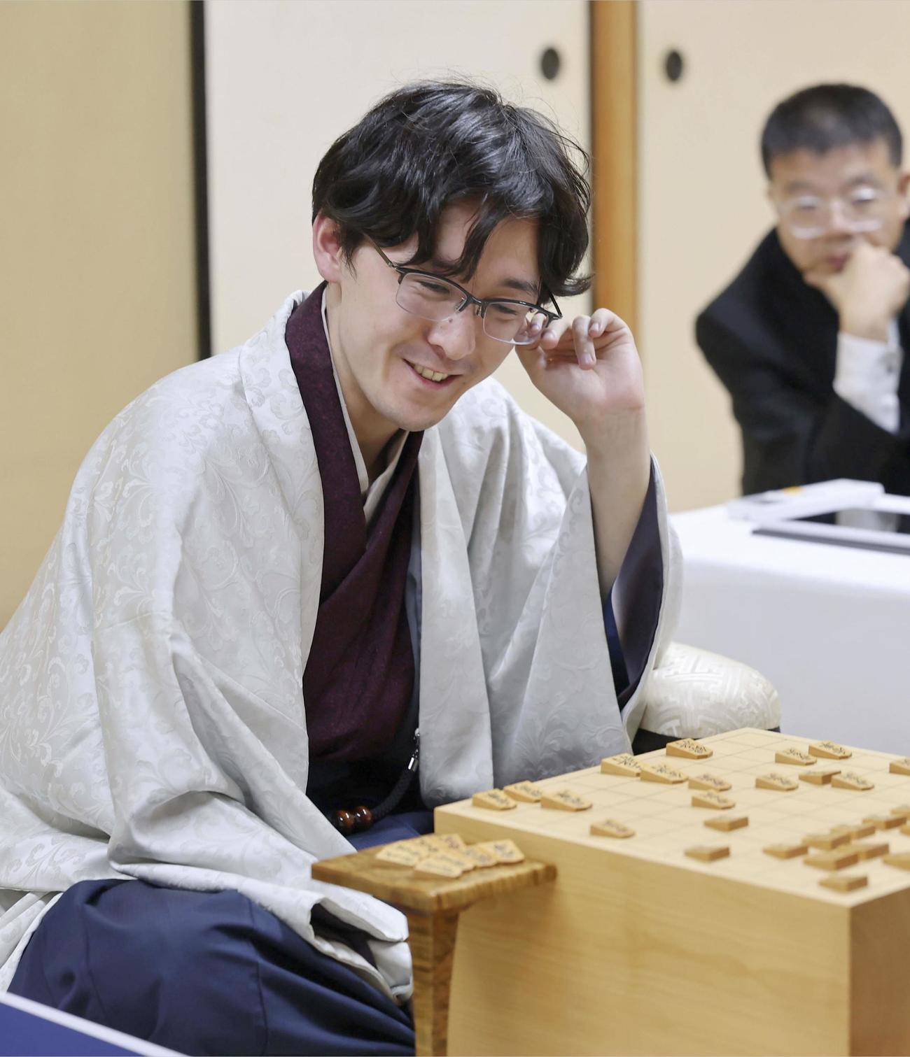 将棋の第73期王座戦5番勝負第5局で、藤井聡太六冠を破り笑顔を見せる伊藤匠新王座（共同）