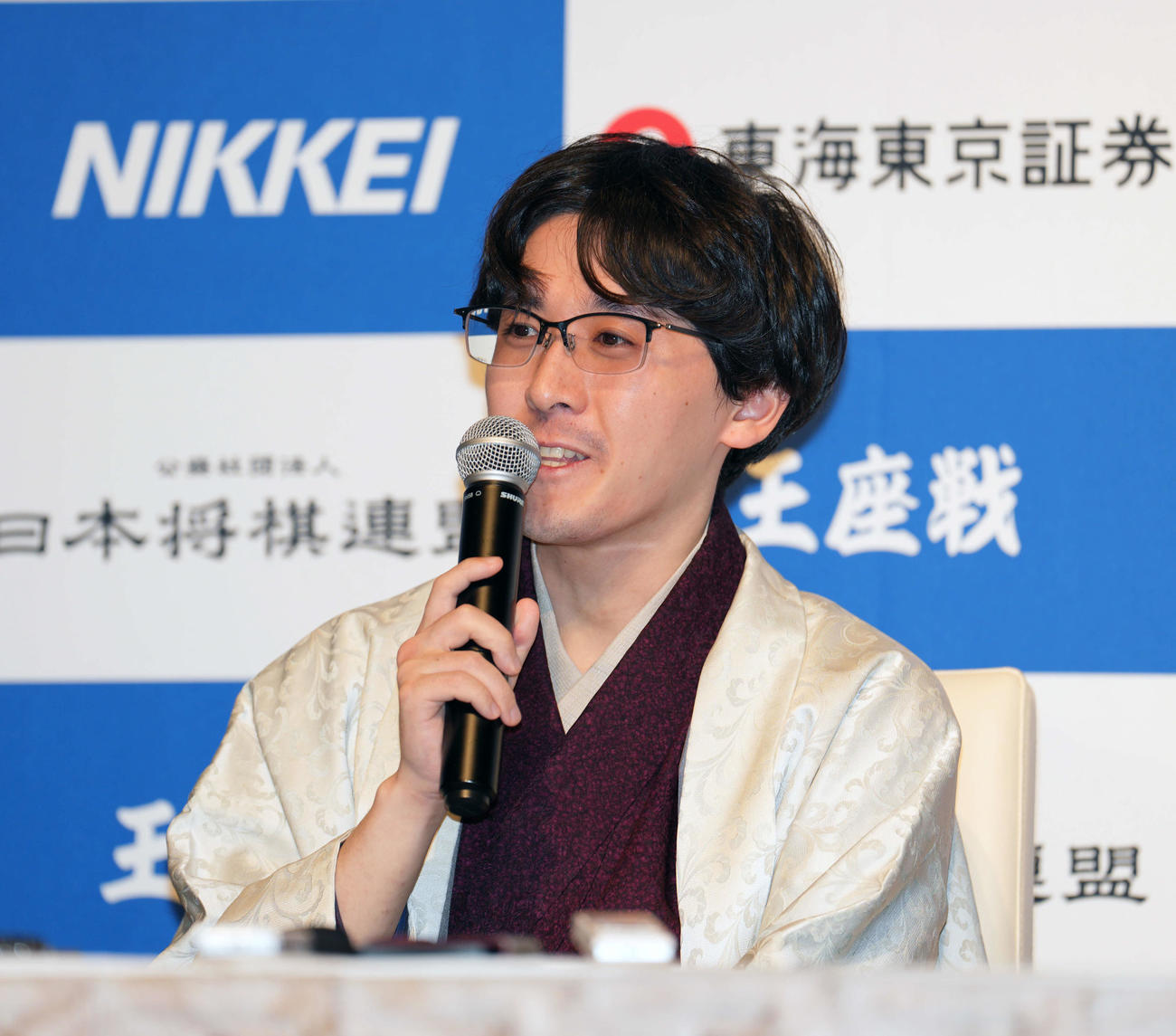 藤井聡太6冠を破り会見に応じる伊藤匠2冠（撮影・小島史椰）