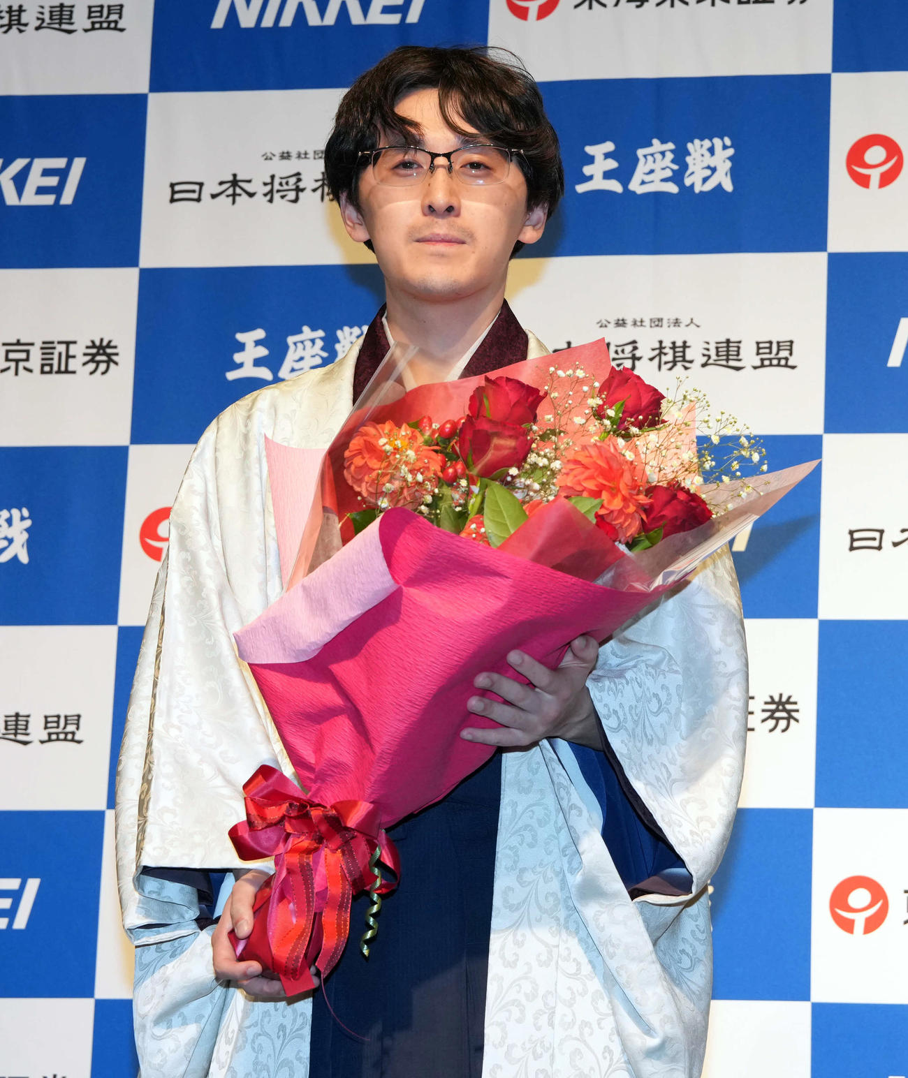 藤井聡太6冠を破り会見で花束を受け取る伊藤匠2冠（撮影・小島史椰）