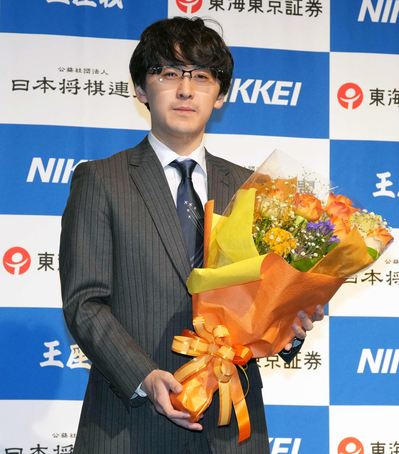 初の王座獲得から一夜明け、花束を贈呈される伊藤匠王座（撮影・小島史椰）