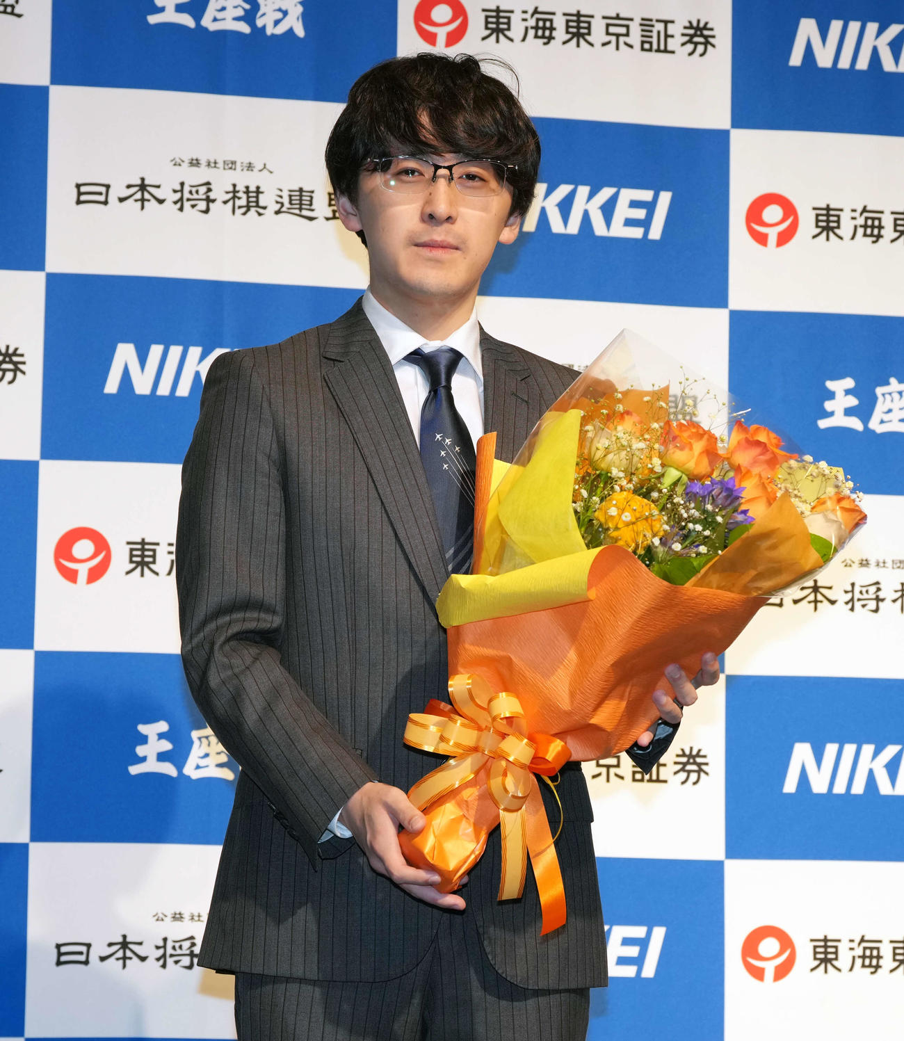 初の王座獲得から一夜明け、花束を贈呈される伊藤匠王座（撮影・小島史椰）