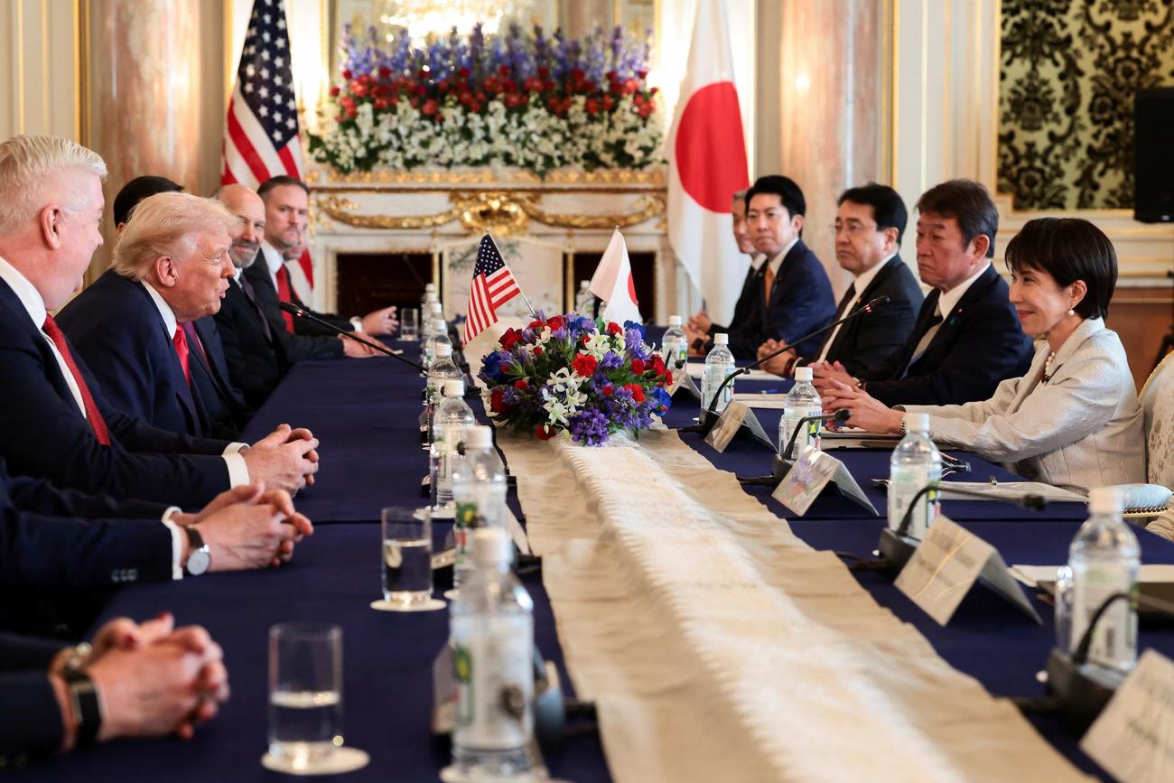 日米首脳会談に臨む高市早苗首相とトランプ米大統領。高市首相の左隣が茂木敏充外相（ロイター）