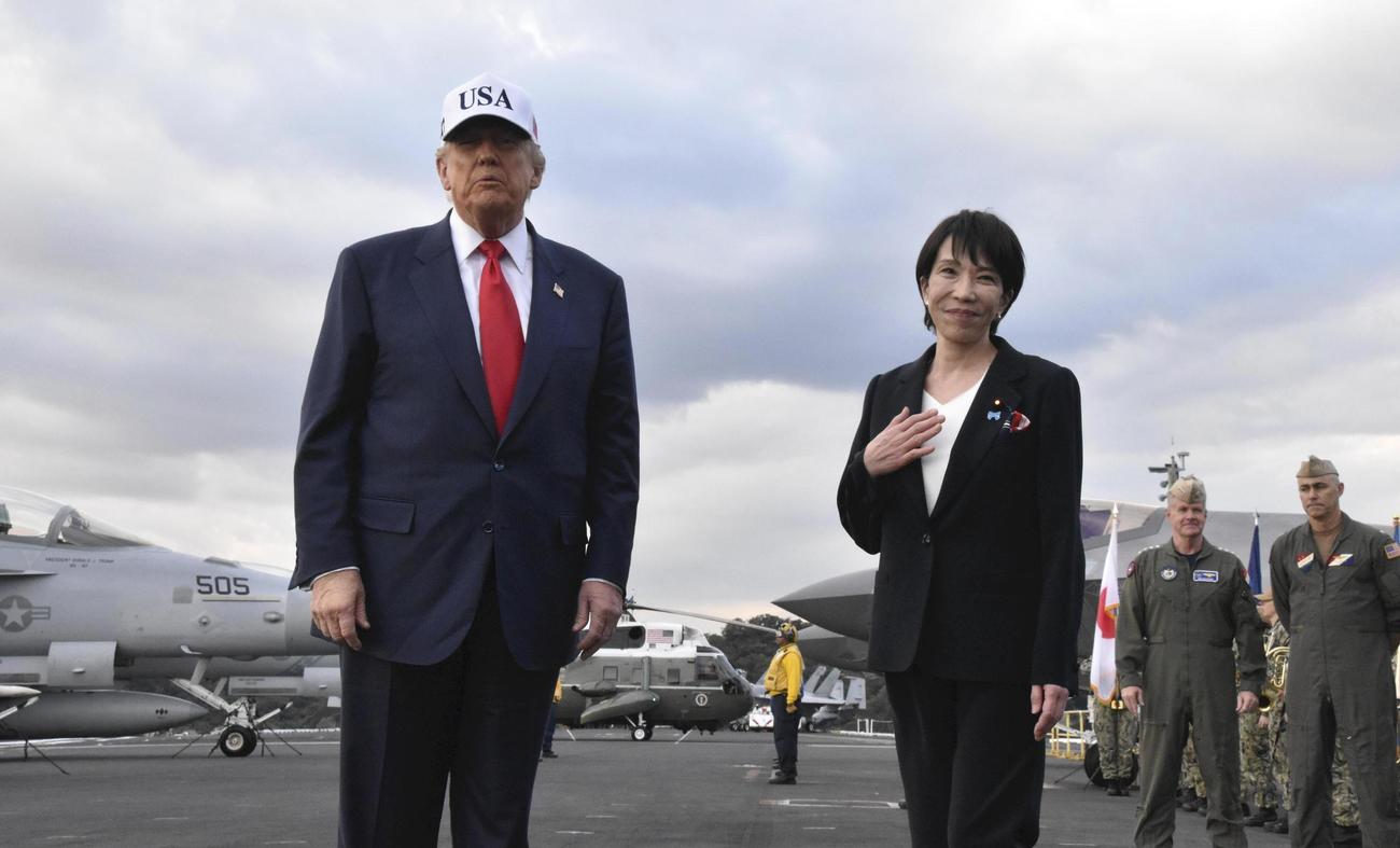 米海軍の原子力空母ジョージ・ワシントンの艦上に立つ高市首相（右）とトランプ米大統領＝28日午後、神奈川県横須賀市（代表撮影）
