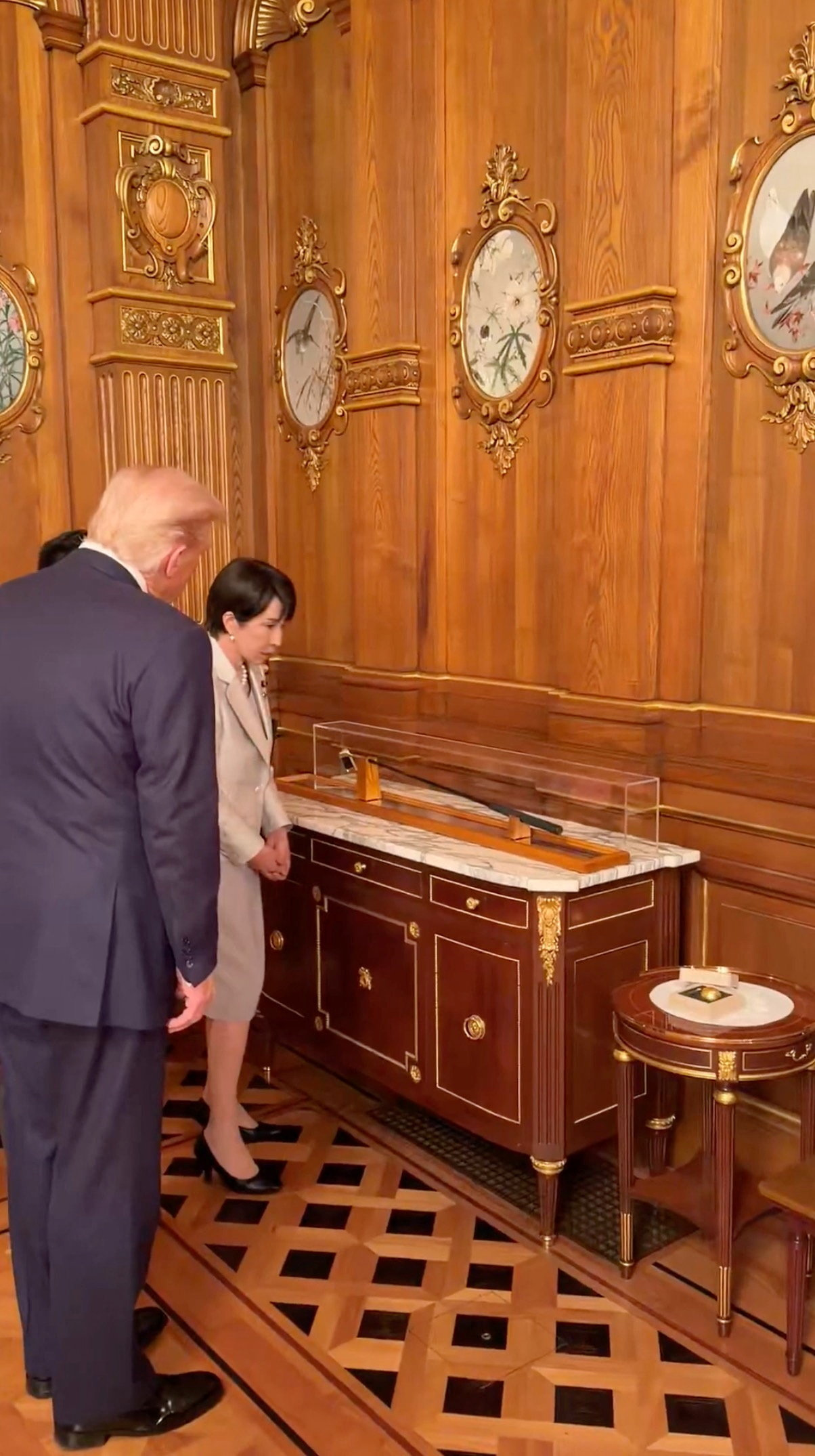 安倍晋三元首相が使っていたパターと松山英樹のサイン入りゴルフバッグ、金箔入りゴルフボールをトランプ米大統領にプレゼントする高市早苗首相。マーティン氏のXから（ロイター）