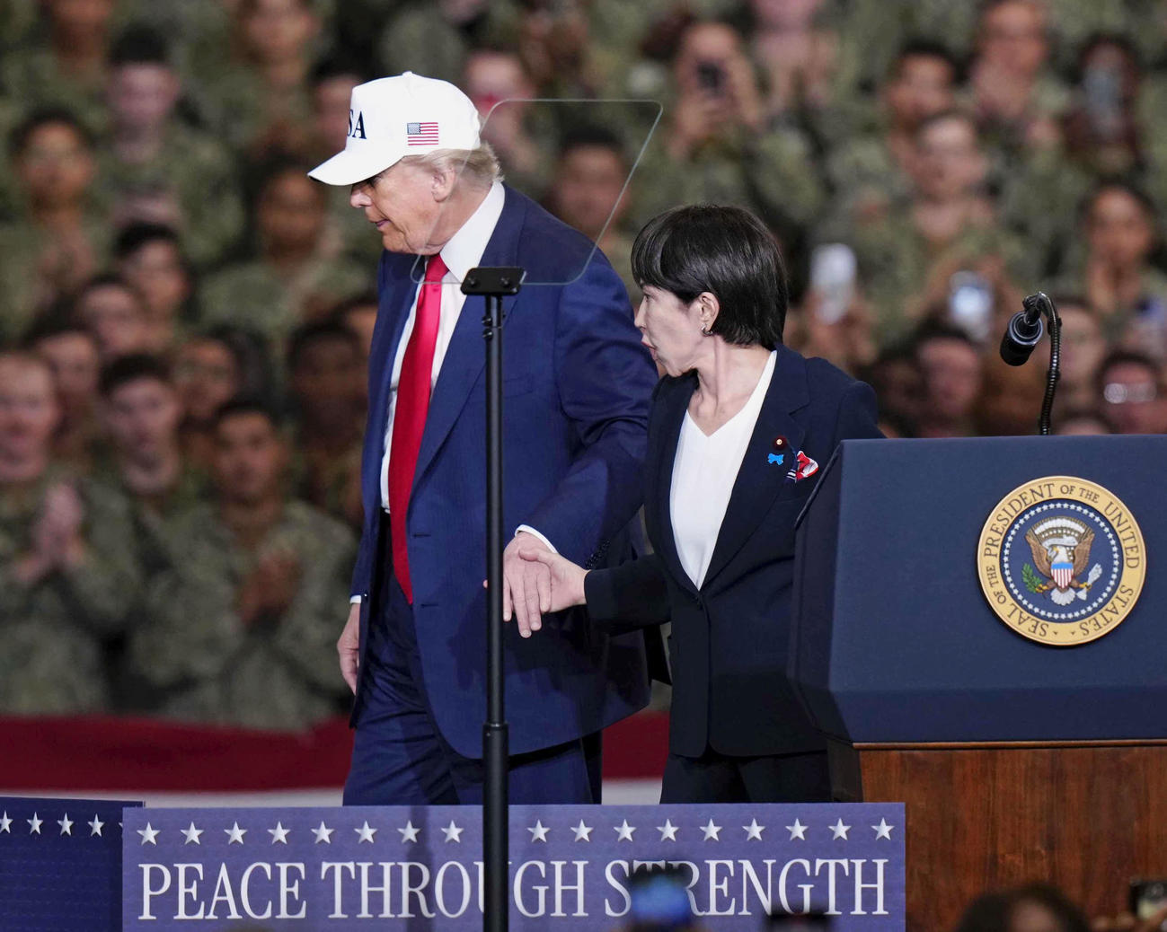 28日、米原子力空母ジョージ・ワシントンでの演説を終え、トランプ米大統領（左）と引き揚げる高市首相（共同）