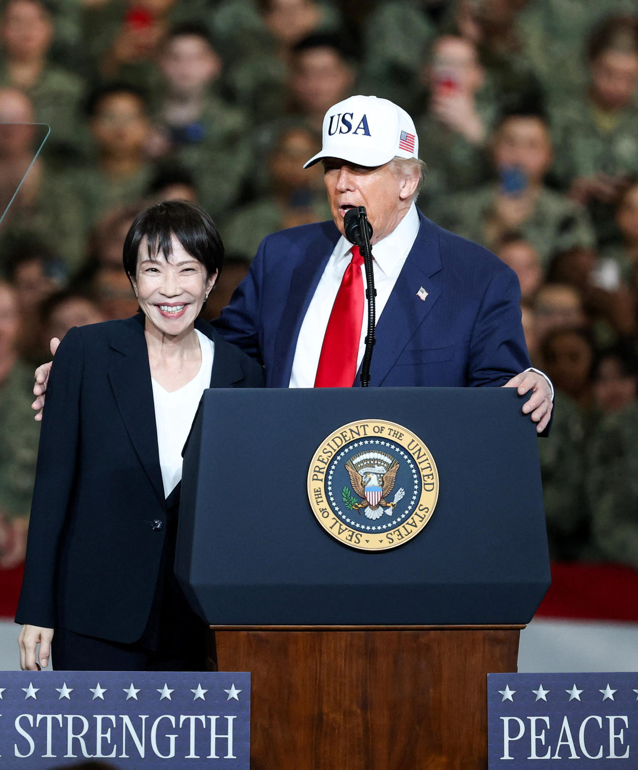 米軍横須賀基地を訪問した高市早苗首相とスピーチするトランプ米大統領（ロイター）