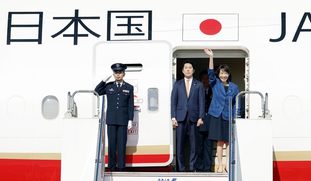 APEC首脳会議出席のため、羽田空港を出発する高市首相（右）（共同）