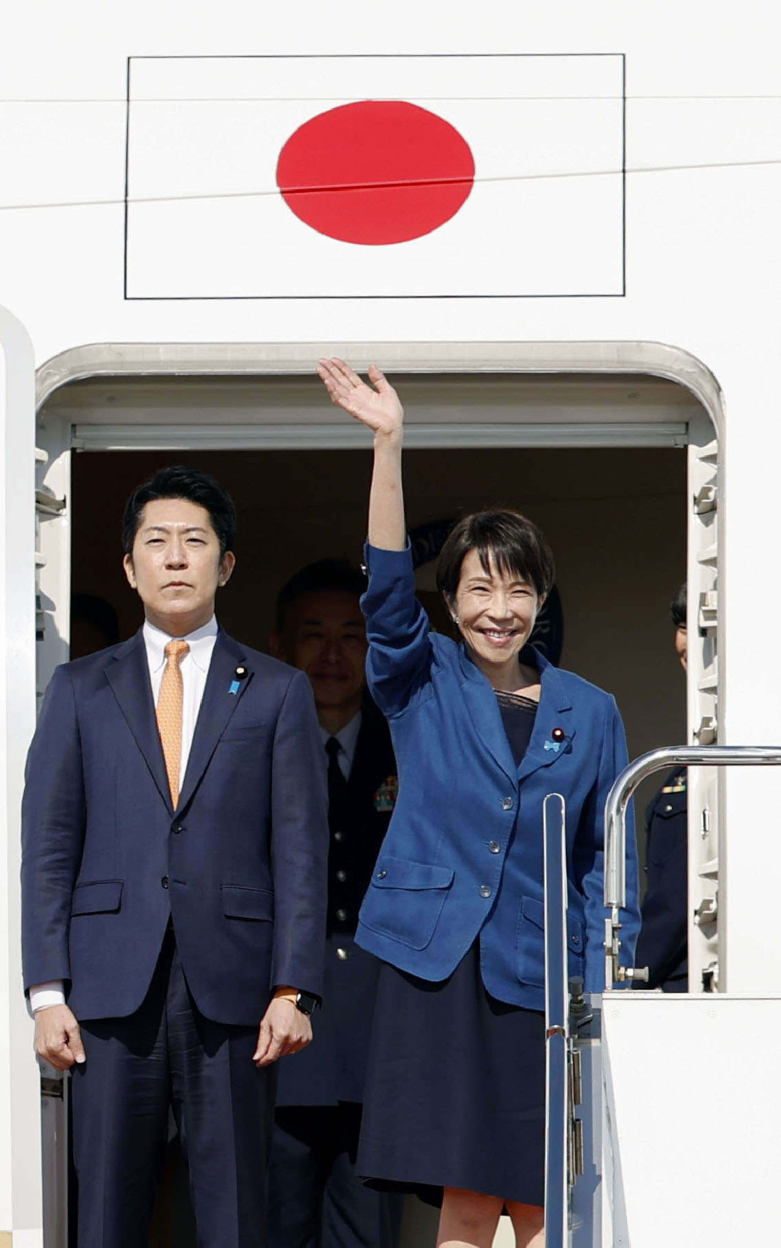 APEC首脳会議出席のため、羽田空港を出発する高市首相（右）＝30日午後（共同）