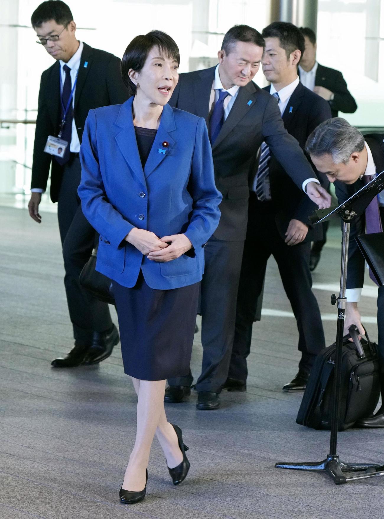 APEC首脳会議への出発前に記者団の取材に応じた高市首相＝30日午後、首相官邸（共同）