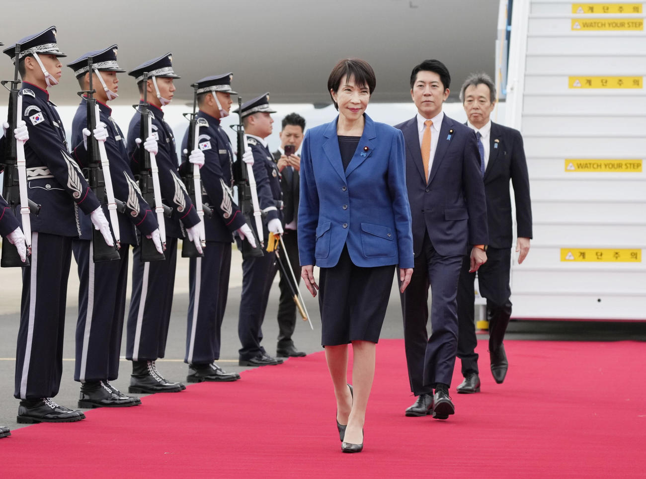 韓国・釜山の金海国際空港に到着した高市首相（手前）＝30日（共同）
