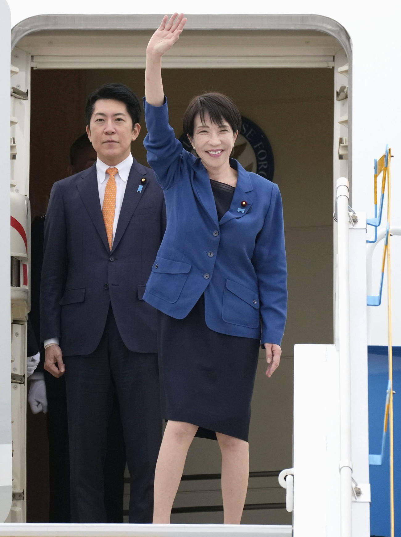 韓国・釜山の金海国際空港に到着した高市首相（右）＝30日（共同）