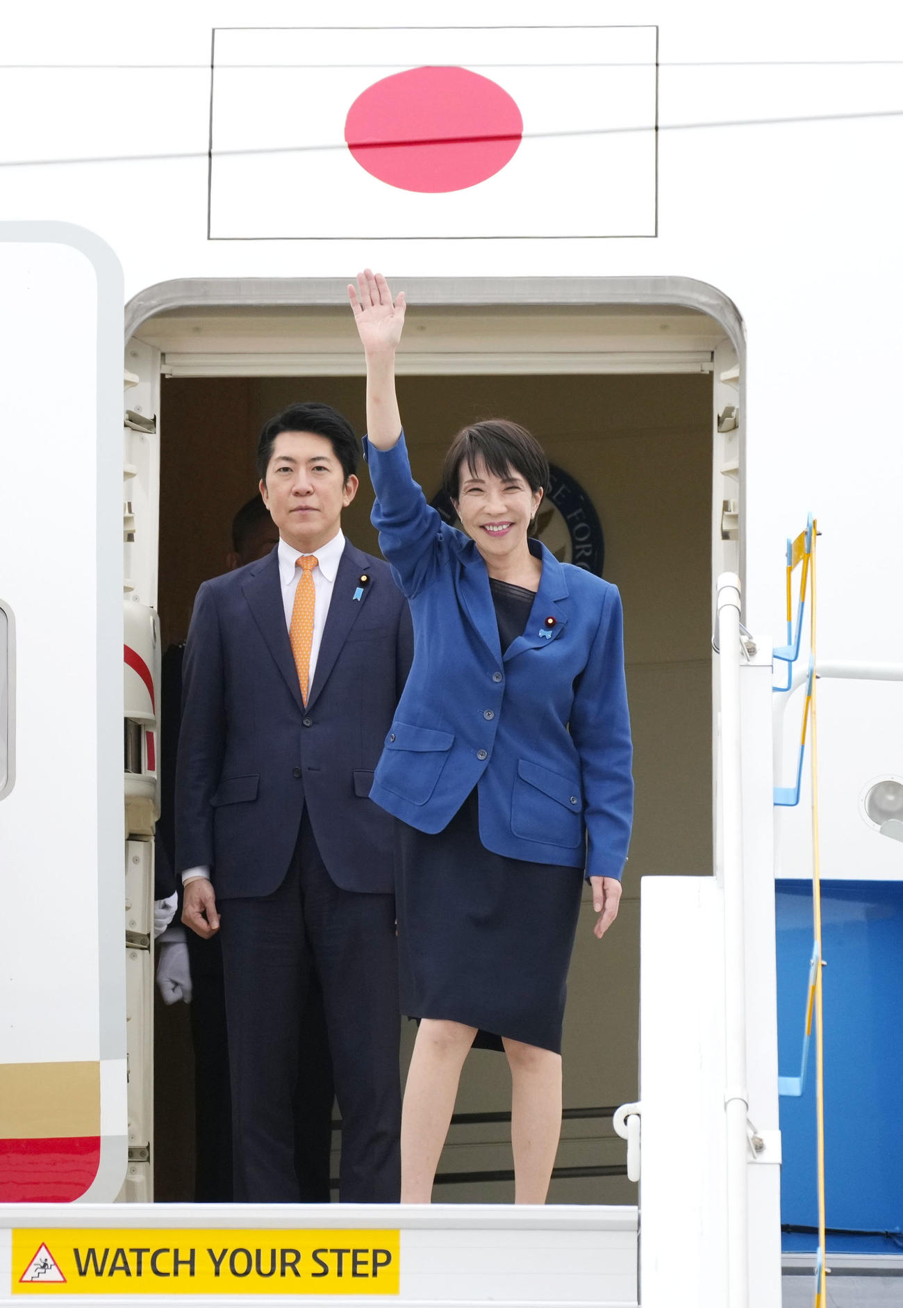 APEC首脳会議などに出席するため、韓国・釜山の金海国際空港に到着した高市首相（右）＝30日（共同）