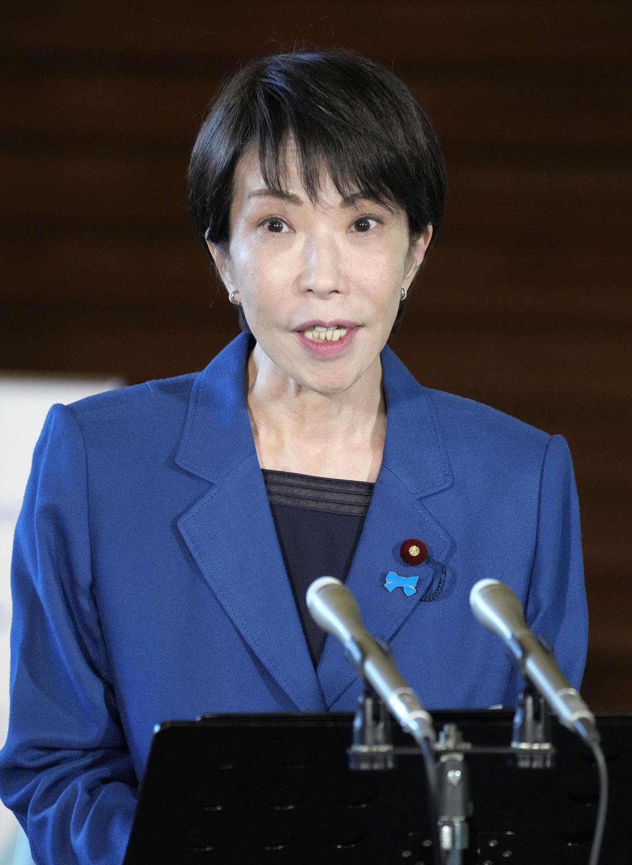 APEC首脳会議への出発前に記者団の取材に応じる高市首相＝30日午後、首相官邸（共同）