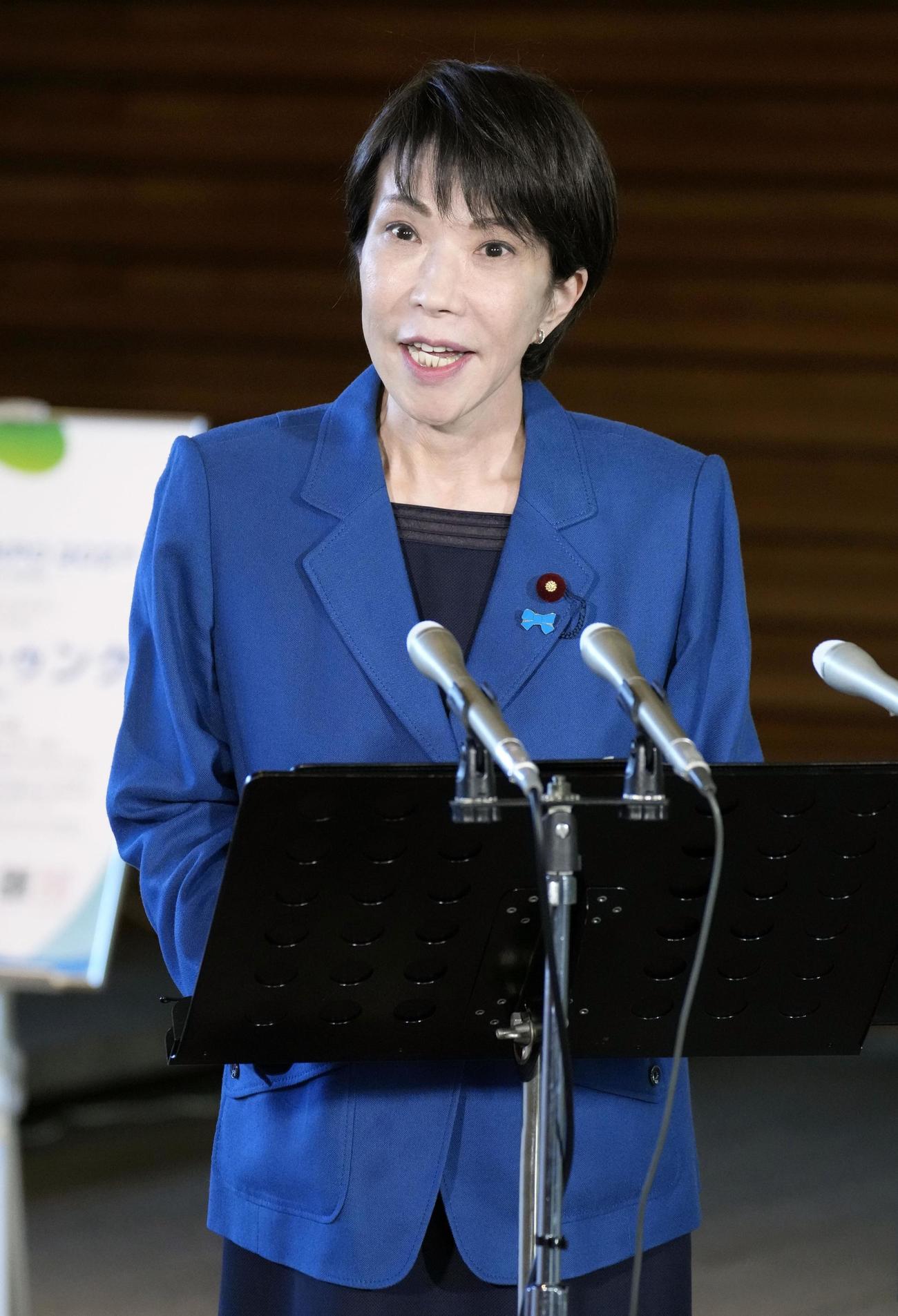 APEC首脳会議への出発前に記者団の取材に応じる高市首相＝30日午後、首相官邸（共同）