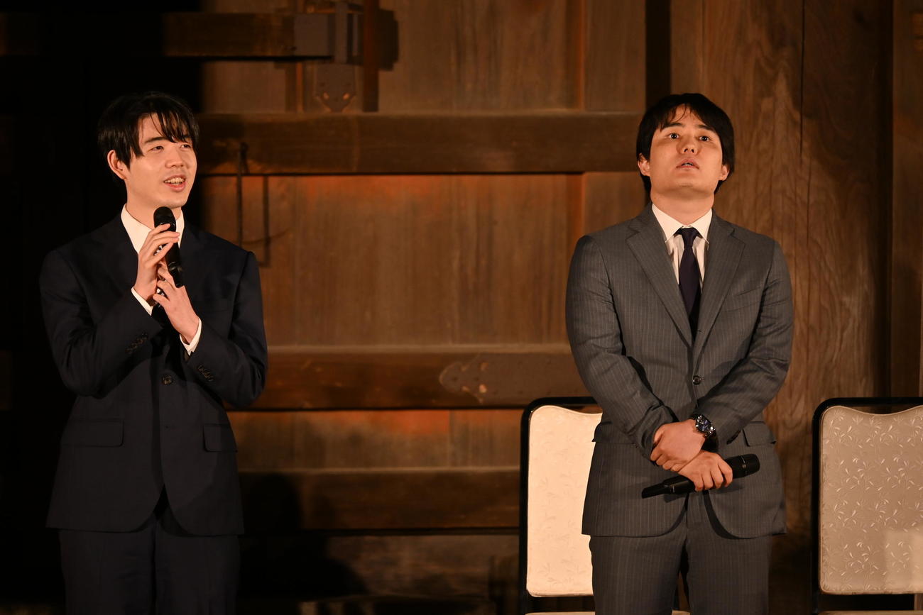 世界遺産「総本山仁和寺」の参道で行われた前夜祭に出席した藤井聡太竜王（左）佐々木勇気八段（撮影・松浦隆司）