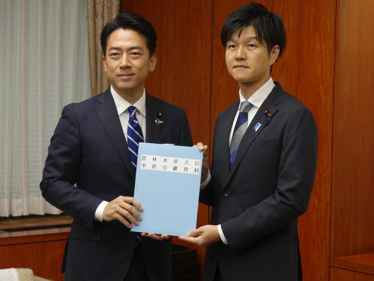 農水省で、鈴木憲和農相との事務引き継ぎを行う小泉進次郎防衛相（左）（2025年10月22日撮影）