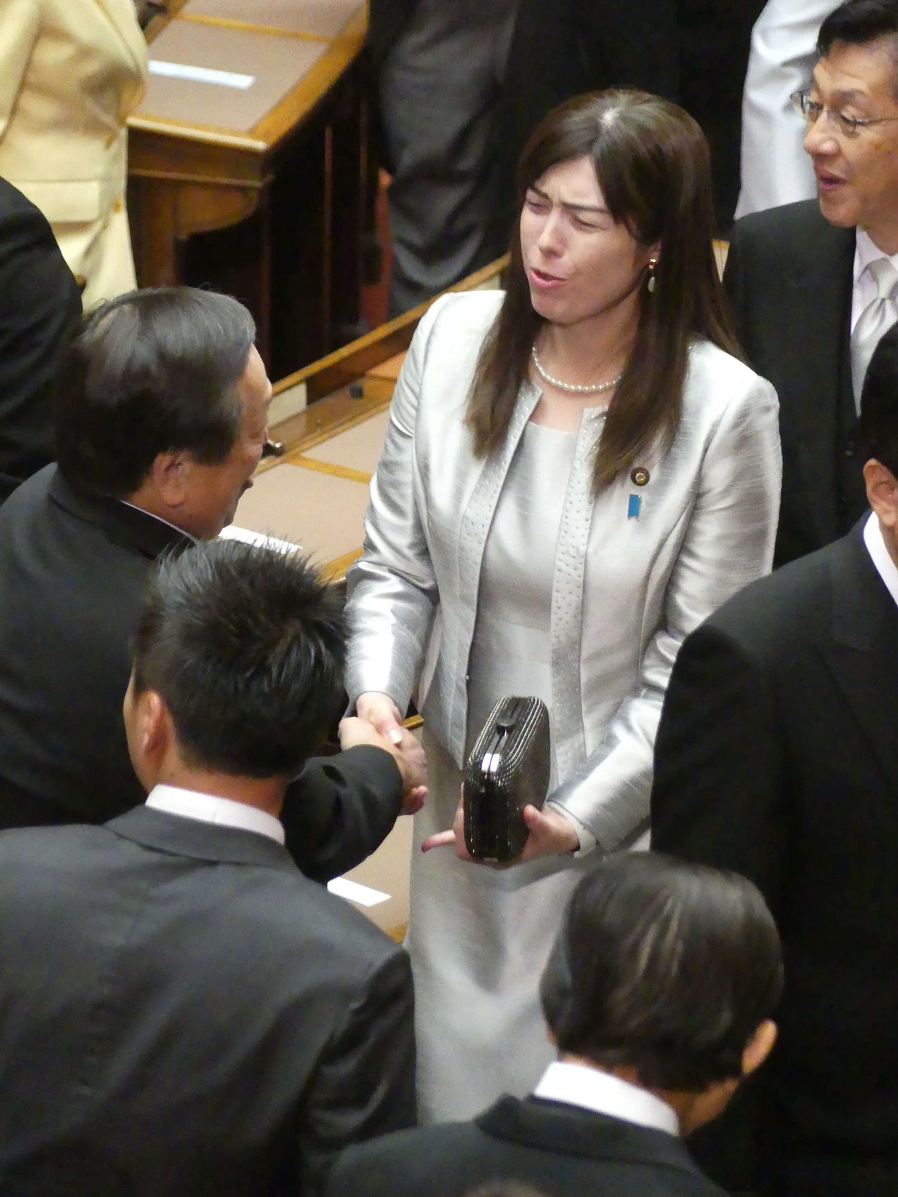 臨時国会の開会式後、旧知の議員と握手を交わす小野田紀美・経済安保担当相（2025年10月24日撮影）