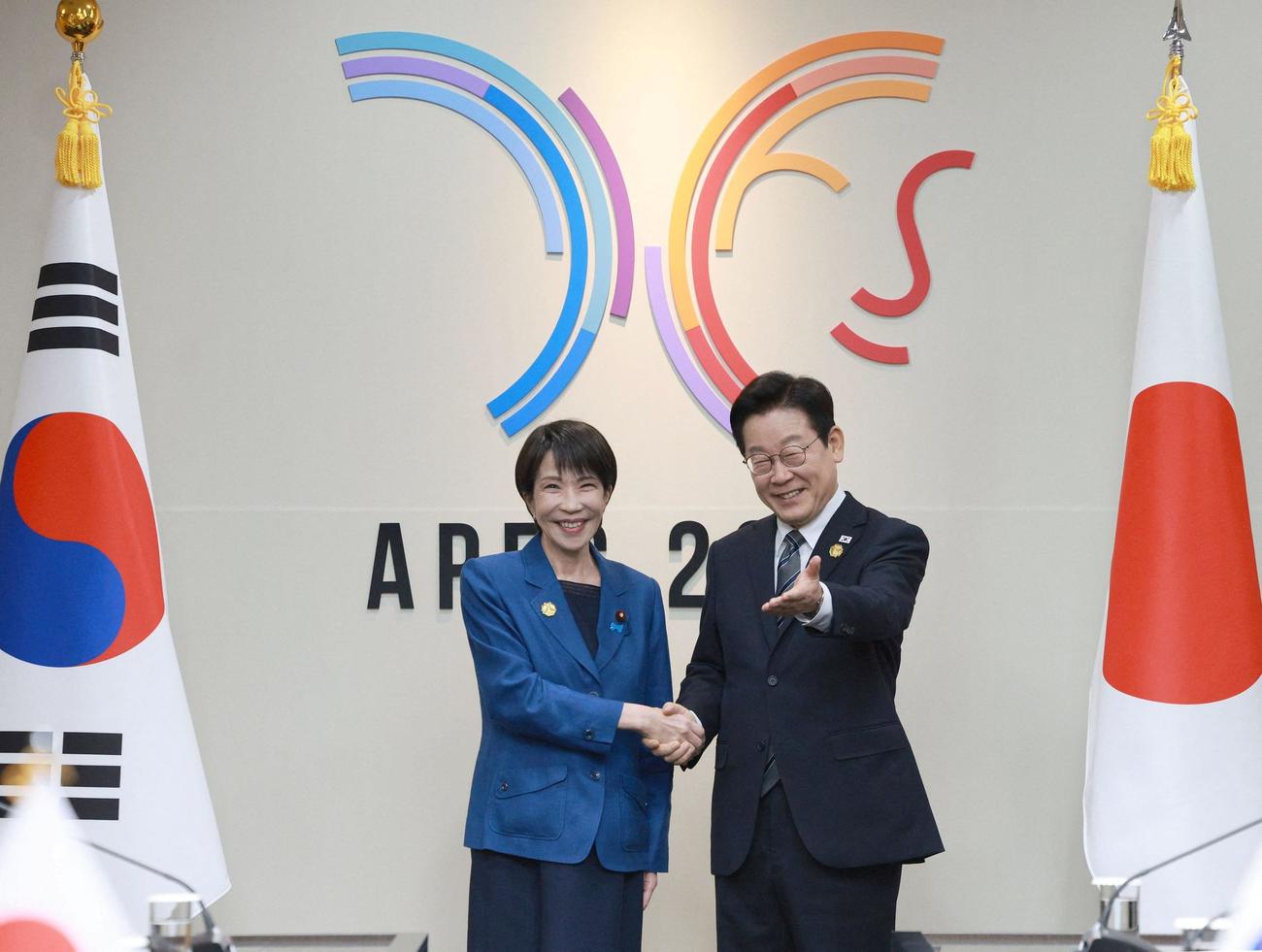 会談前に、韓国の李在明大統領（右）と握手する高市首相（ロイター）