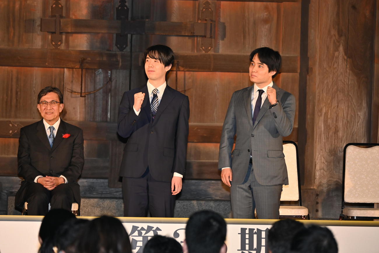 世界遺産「総本山仁和寺」の参道で行われた前夜祭に出席した藤井聡太竜王（左）佐々木勇気八段（撮影・松浦隆司）