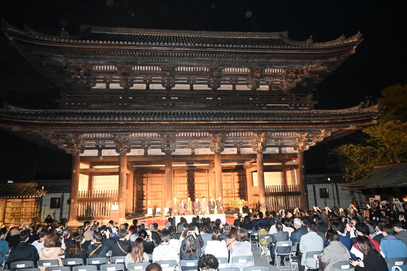 世界遺産「総本山仁和寺」の参道で行われた前夜祭には藤井聡太竜王、佐々木勇気八段らが出席（撮影・松浦隆司）