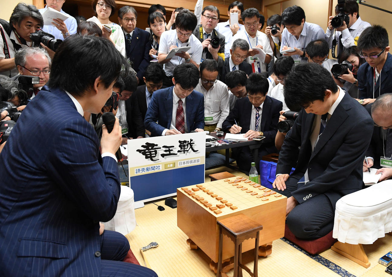竜王戦決勝トーナメント2回戦で佐々木五段（左手前）に敗れた藤井四段（右手前）は下を向く（撮影・鈴木みどり）＝2017年7月2日