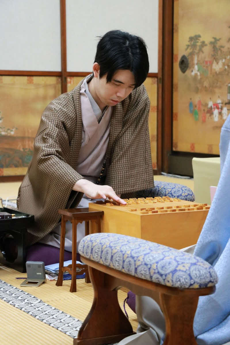 過去4戦4勝と相性のいい仁和寺で初手を指す藤井聡太竜王（日本将棋連盟提供）