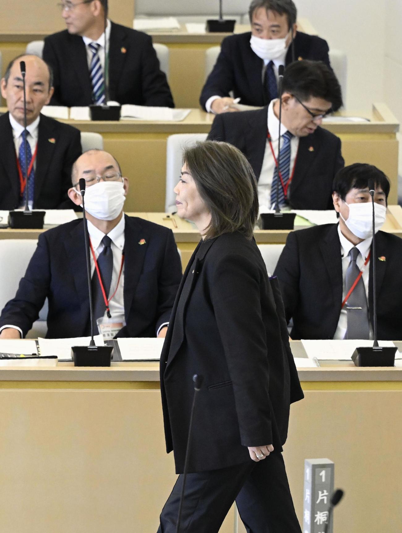 静岡県伊東市議会の臨時議会に臨む田久保真紀市長（共同）