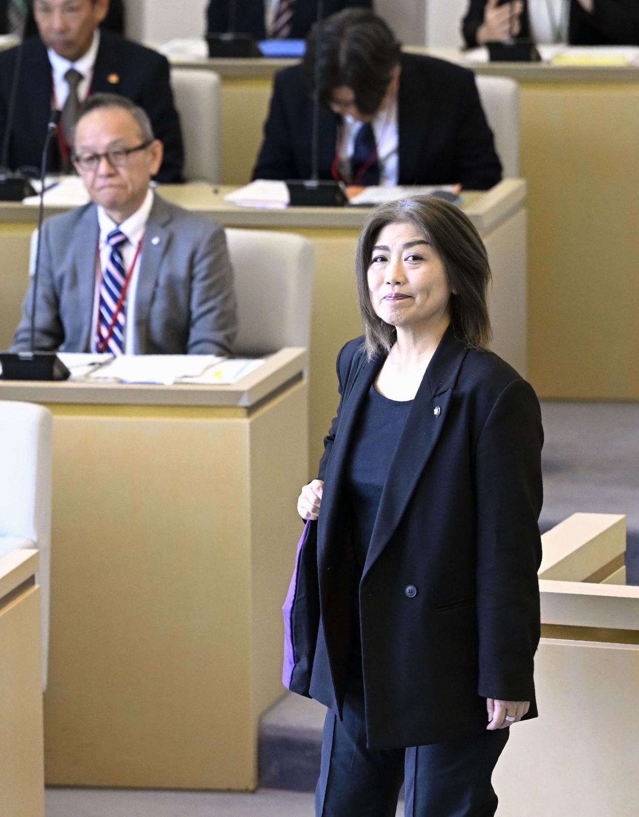 静岡県伊東市議会の臨時議会に臨む田久保真紀市長（共同）