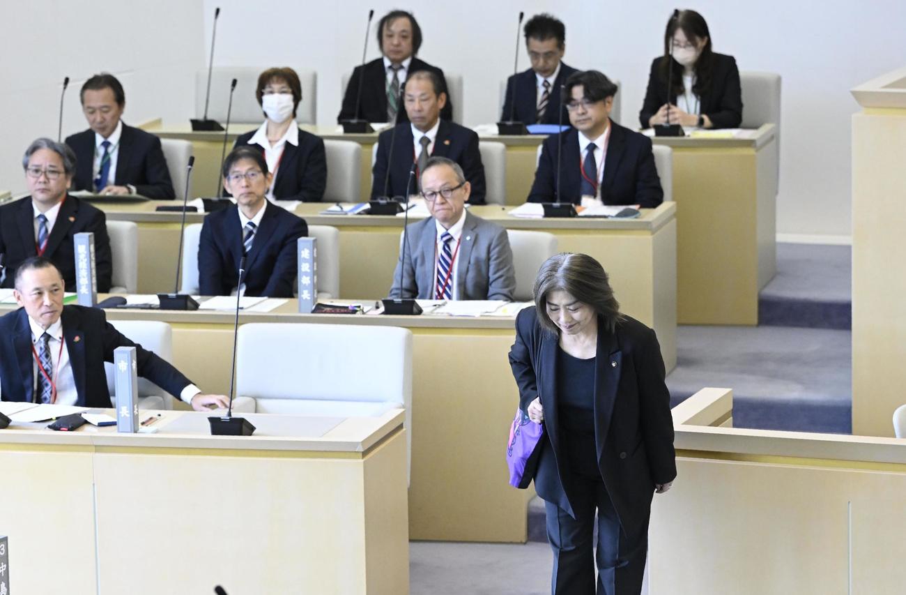 静岡県伊東市議会臨時議会の議場に入り、一礼する田久保真紀市長（共同）