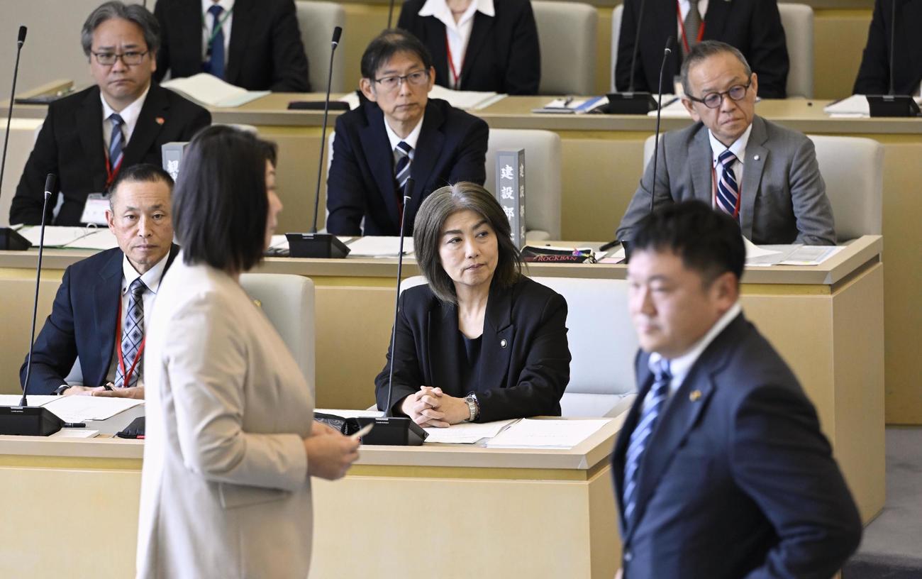 静岡県伊東市議会の臨時議会で、議長選出の投票を見守る田久保真紀市長（前列右）（共同）