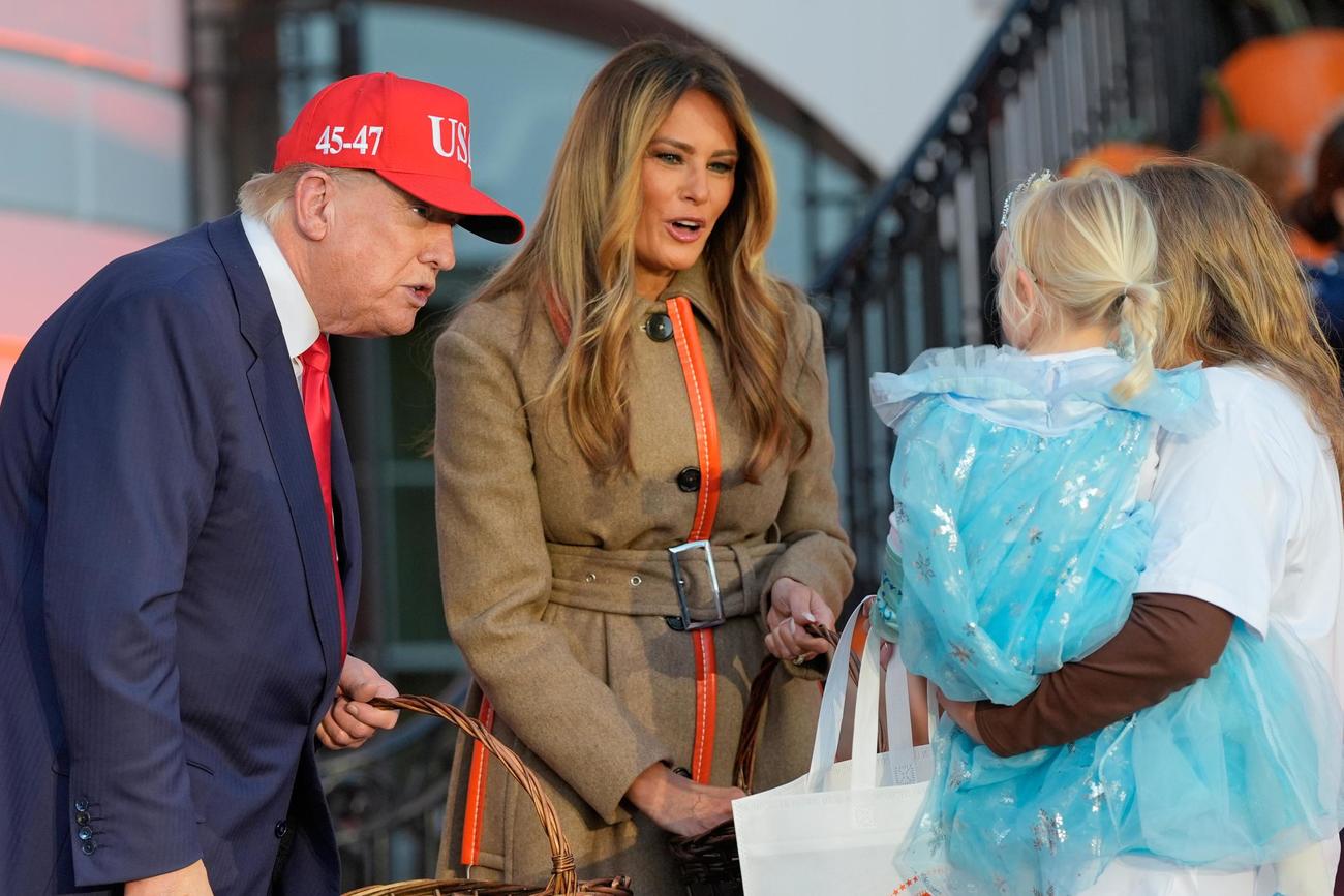 30日、米ワシントンのホワイトハウスで、ハロウィーンイベントに参加したトランプ大統領（左）と妻メラニアさん（AP＝共同）