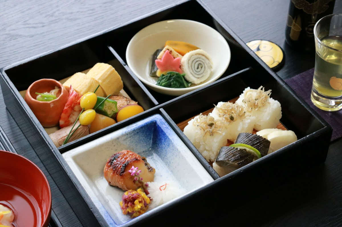 京野菜や西京焼きなどの京都の恵みをふんだんに盛り込んだ松花堂弁当「下鴨御膳」を藤井聡太竜王は注文（日本将棋連盟提供）