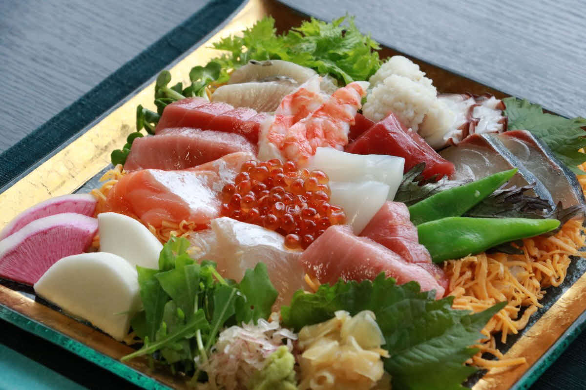 海の幸がぜいたくに盛られた佐々木勇気八段の「特選ちらし寿司」（日本将棋連盟提供）