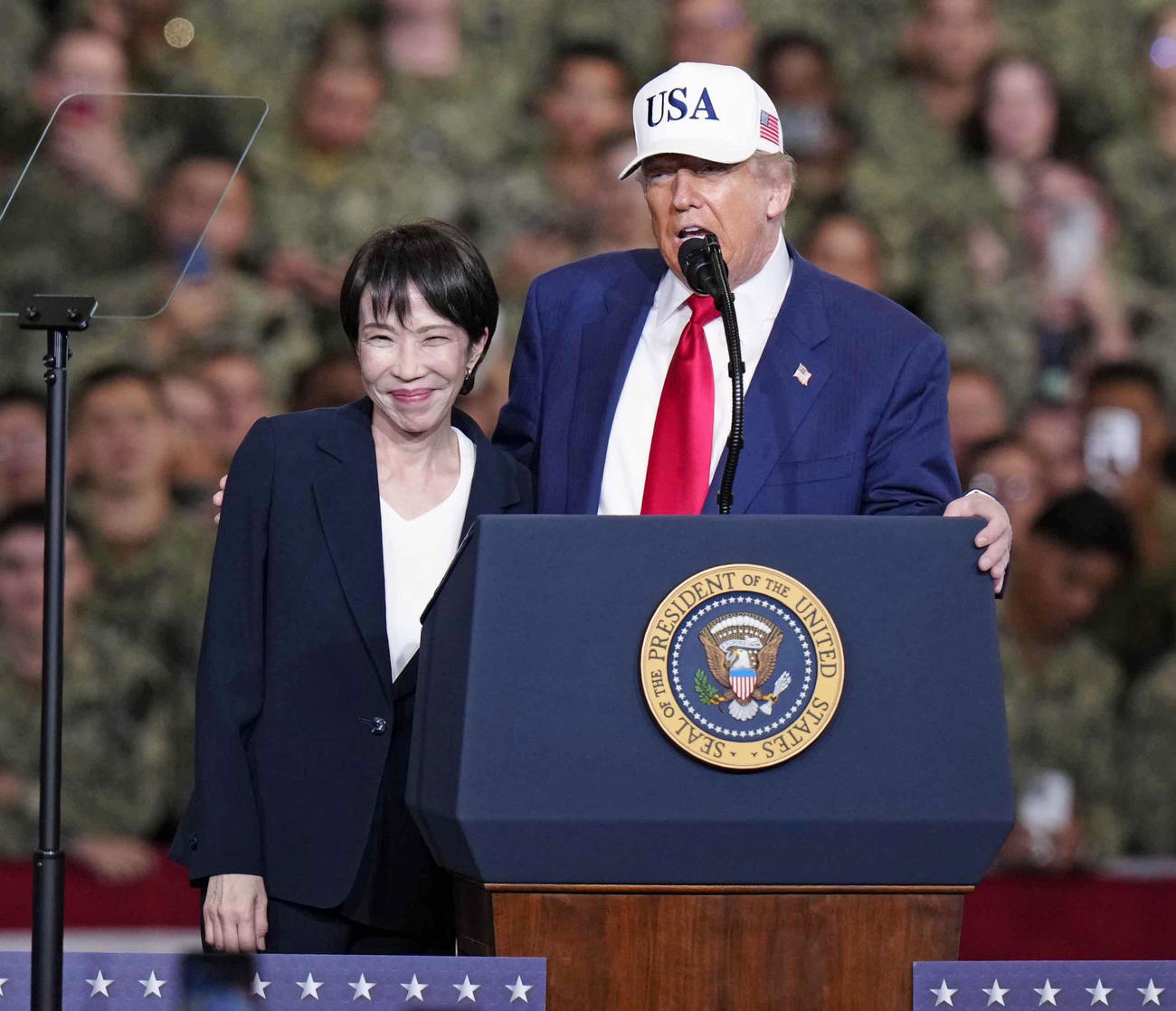 原子力空母ジョージ・ワシントンで演説した際、高市首相（左）の肩を抱き寄せるトランプ米大統領＝28日（共同）