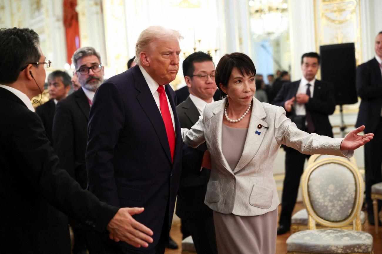 トランプ米大統領（左）を案内する高市首相＝28日（共同）