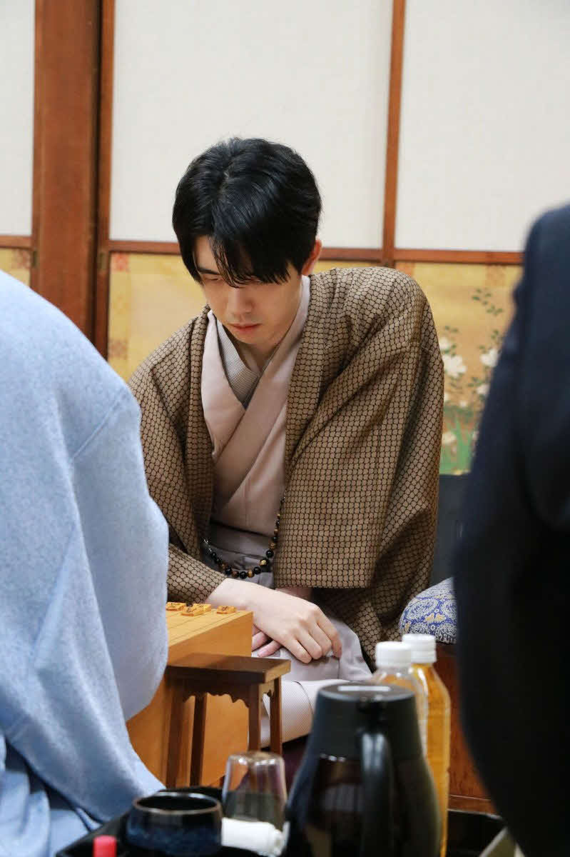 過去4戦4勝と相性のいい仁和寺でV5に向けてあと1勝としたい藤井聡太竜王（日本将棋連盟提供）