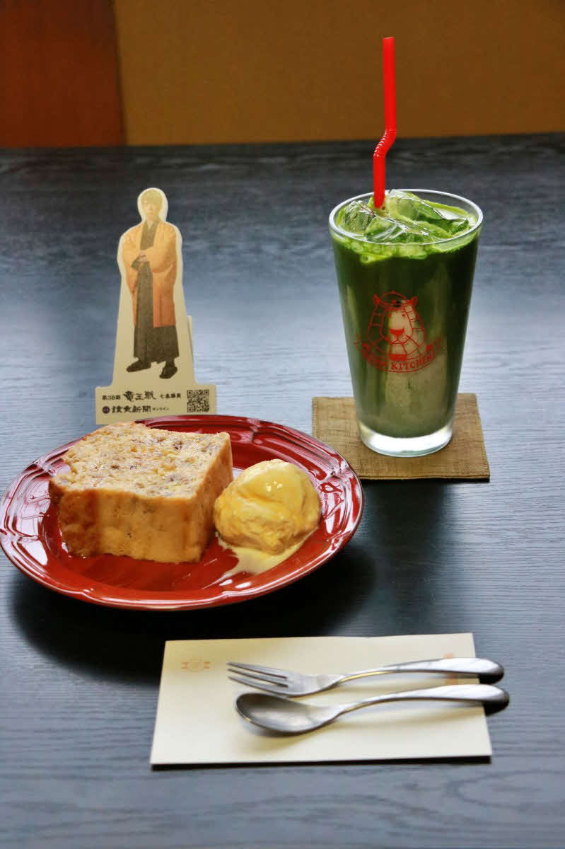 藤井聡太竜王の初日午後のおやつは「しっとりバナナケーキ（アイスクリーム添え）」と宇治田原濃厚抹茶ラテ（日本将棋連盟提供）