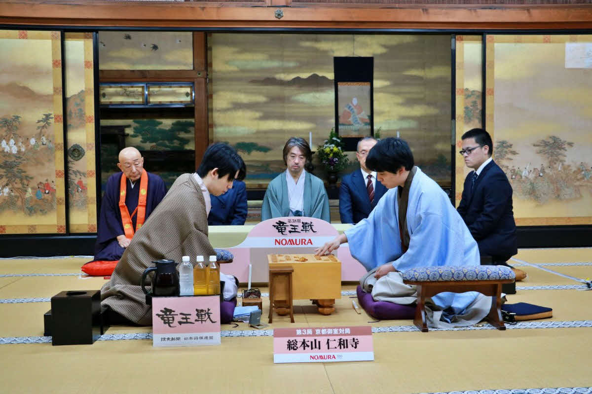 竜王戦第3局は連勝中の藤井聡太竜王（左）の先手で対局開始（右は後手の佐々木勇気八段、日本将棋連盟提供）