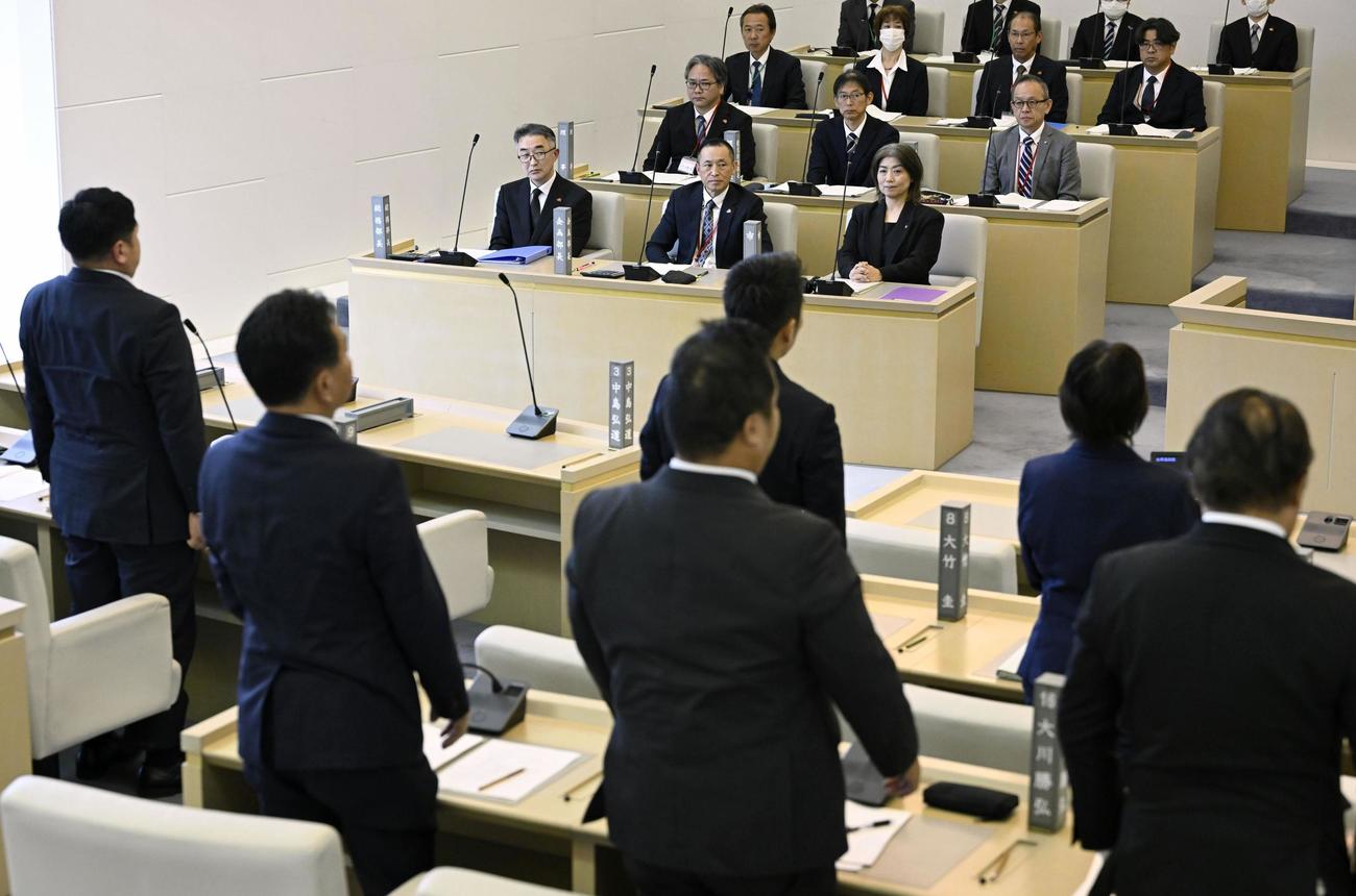 静岡県伊東市の田久保市長（奥前列右）に対する再度の不信任決議案を賛成多数で可決した市議会臨時議会（共同）