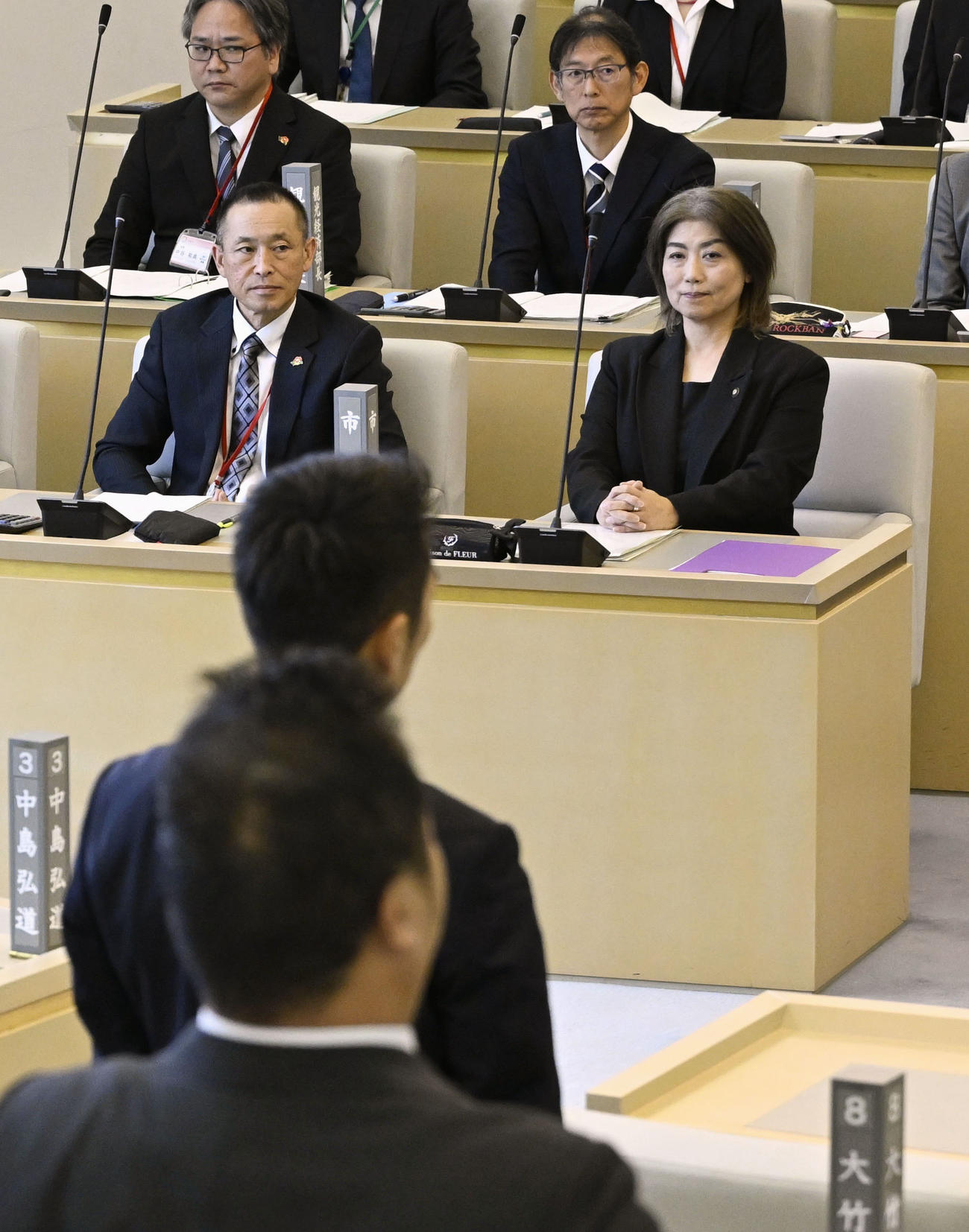 静岡県伊東市議会で自身に対する不信任決議案の採決を見守る田久保市長（手前右）。可決され失職が決まった（共同）