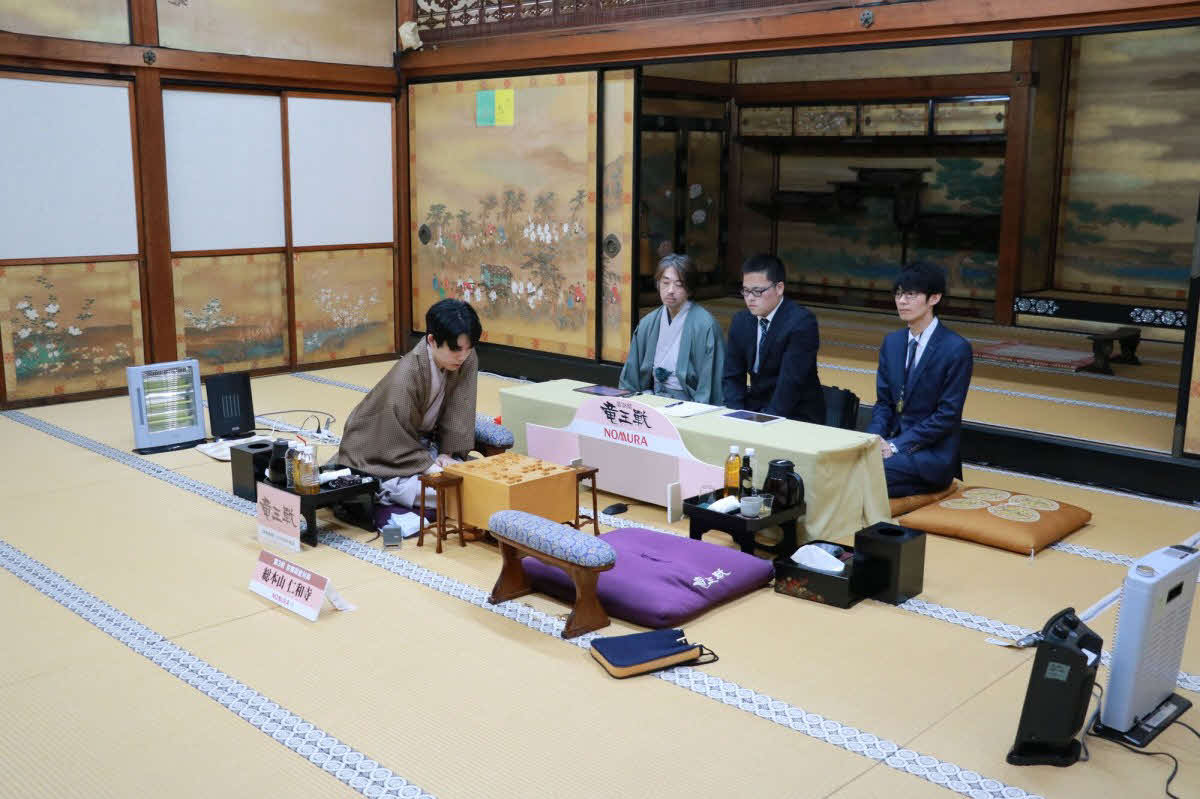 佐々木勇気八段が封じ手を別室で行っている間も盤をじっと見つめる藤井聡太竜王（日本将棋連盟提供）