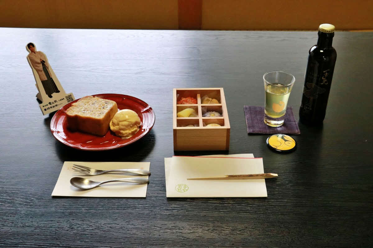 佐々木勇気八段の初日午前のおやつは和菓子「京の実りのお裾分け」と「しっとりバナナケーキ」に玉露「玉兎」（日本将棋連盟提供）
