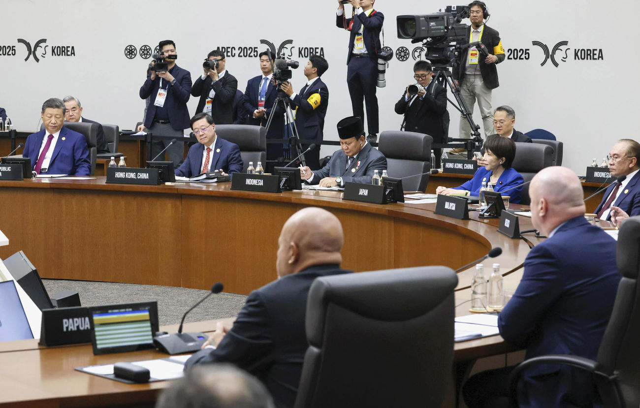 31日、APEC首脳会議の会合に臨む高市首相（左から4人目）、中国の習近平国家主席（左端）ら（内閣広報室提供・共同）