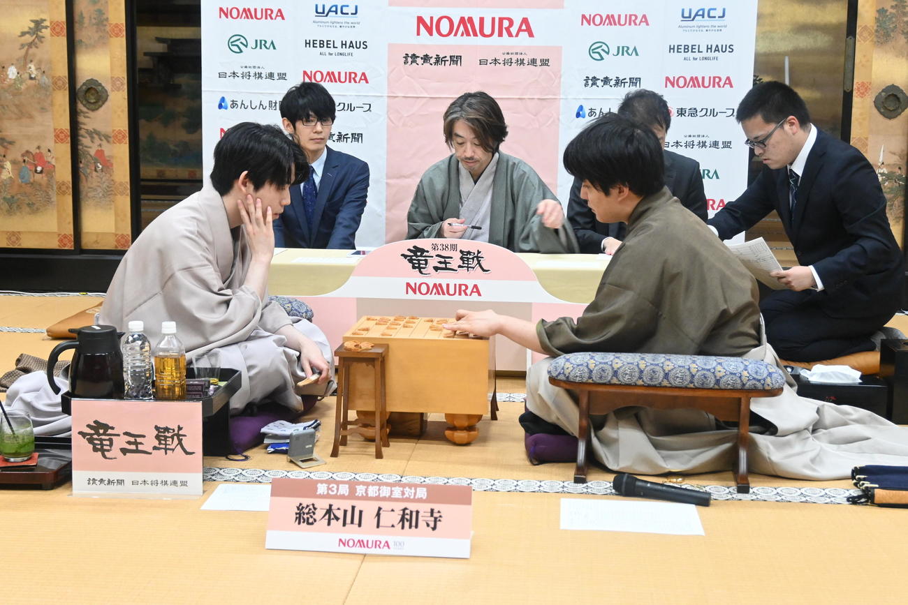 終局後、感想戦を行う藤井聡太竜王（左）佐々木勇気八段（撮影・松浦隆司）
