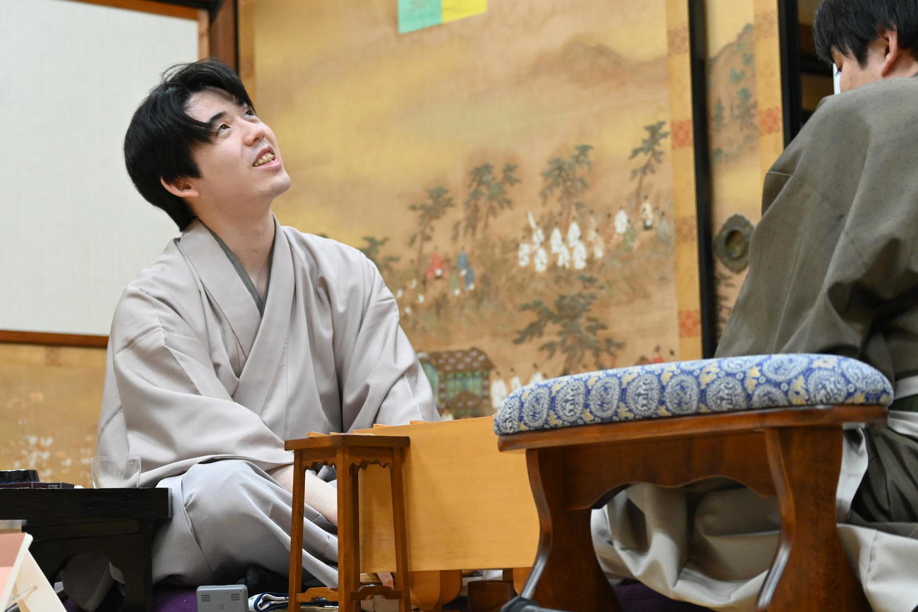終局後、感想戦を行う藤井聡太竜王（左）佐々木勇気八段（撮影・松浦隆司）