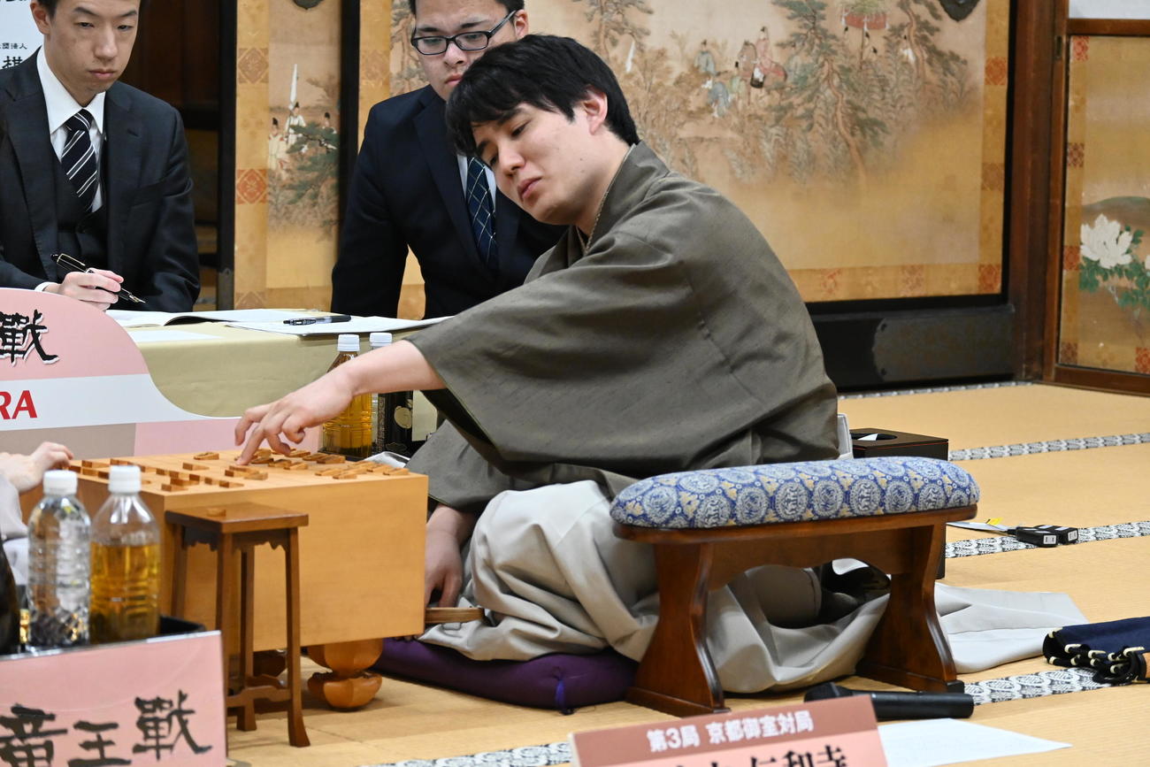 終局後、感想戦を行う佐々木勇気八段（撮影・松浦隆司）